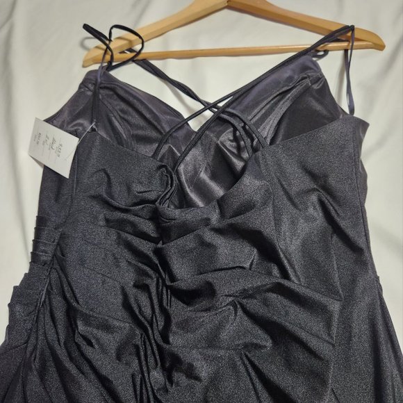 Black gown - Picture 5 of 10